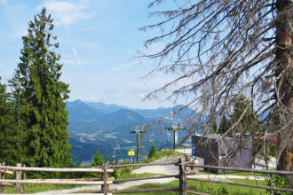 Blick von Bergstation Brentenjoch des Kaiserlifts Kufstein mit Blick auf das Wandergebiet Steinberg mit dem Wilden Kaiser im Hintergrund